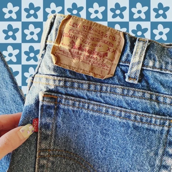 [LEVIS] VINTAGE 585 LIGHT MEDIUM WASH JEANS - Picture 3 of 10